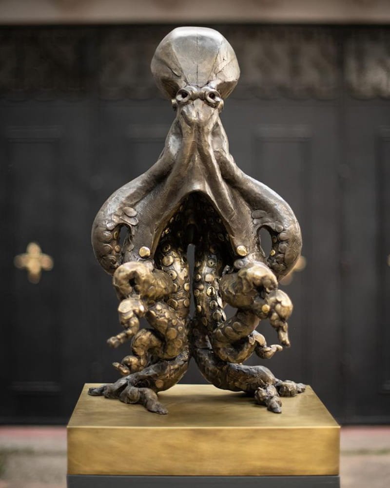 alfredo-cota-pulpo Escultura contemporánea en bronce de Jorge Marín, figura humana con alas y esfera simbólica.